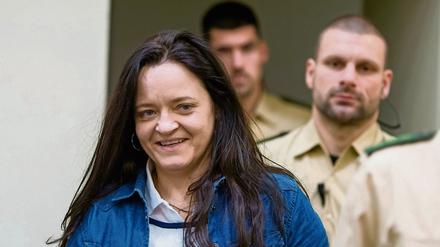 Die Angeklagte Beate Zschäpe - hier bei einem Gerichtstermin am 10. Januar 2017 - erhält in der Münchner Untersuchungshaftanstalt regelmäßig Geldzuwendungen. 