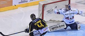 Petri Vehanen (rechts) und die Eisbären wollen die Saison über die zwei kommenden Spiele hinweg verlängern.