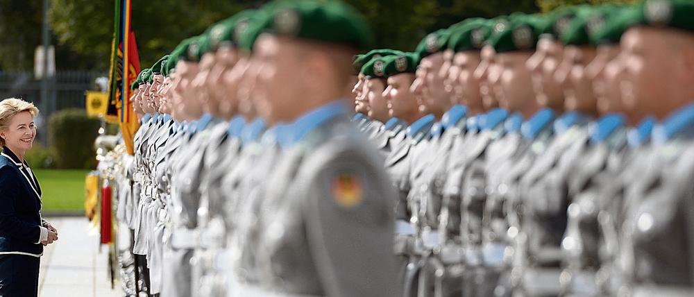 Bundesverteidigungsministerin Ursula von der Leyen auf dem Gelände des Bundesministeriums.