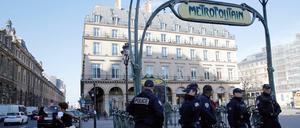 Polizisten stehen in Paris an einer U-Bahnstation. Seit den Pariser Anschlägen vom 13. November 2015 herrscht der Ausnahmezustand in Frankreich.