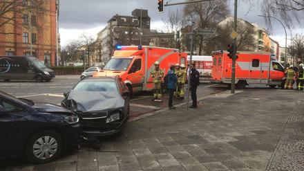 Ein PKW kollidiert mit einem Rettungswagen und wird anschließend auf parkende Autos geschleudert.