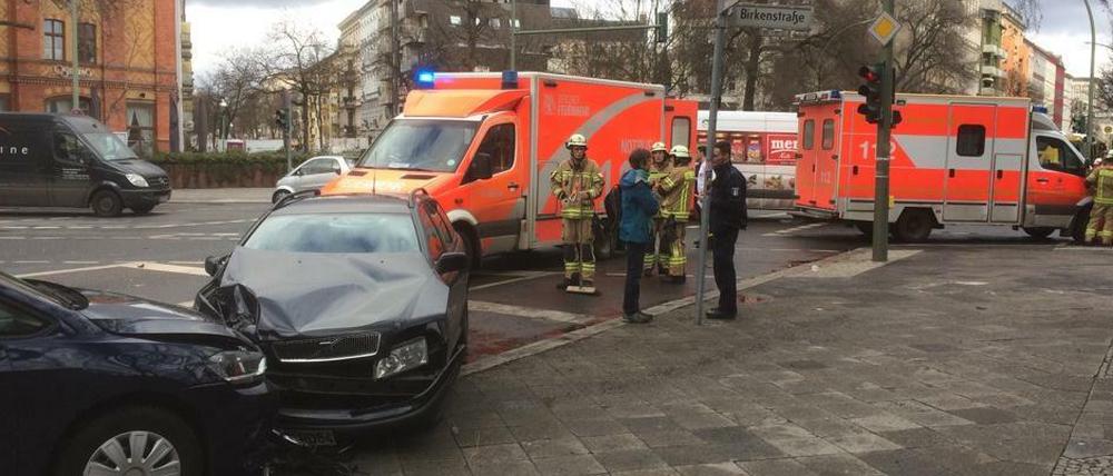 Ein PKW kollidiert mit einem Rettungswagen und wird anschließend auf parkende Autos geschleudert.