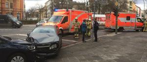 Ein PKW kollidiert mit einem Rettungswagen und wird anschließend auf parkende Autos geschleudert.
