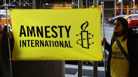 Die Spendenorganisation Amnesty International bei einem Anti-Trump Protest.