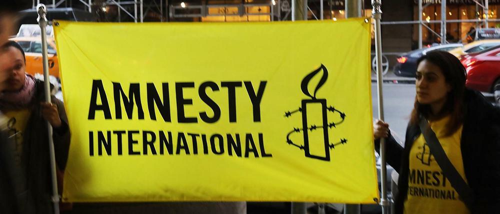 Die Spendenorganisation Amnesty International bei einem Anti-Trump Protest.