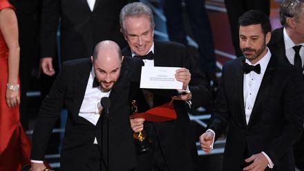 So ist es richtig: Jordan Horowitz, Produzent von "La La Land", zeigt "Moonlight" als Gewinner-Film.