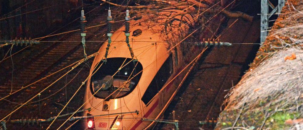 Ein Baum liegt am 23.02.2017 auf einen einfahrenden ICE vor dem Bahnhof Steinbeck in Wuppertal. 