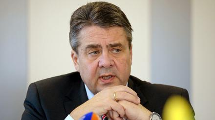 Neu im Amt: Außenminister Sigmar Gabriel geht auf Konfrontationskurs zur Verteidigungsministerin.