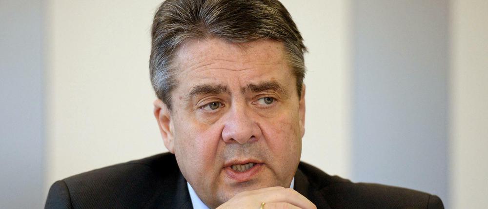 Neu im Amt: Außenminister Sigmar Gabriel geht auf Konfrontationskurs zur Verteidigungsministerin.