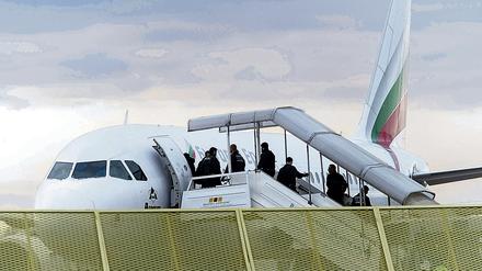 Abgelehnte Asylbewerber steigen auf diesem Archivfoto vom Dezember 2016 am Baden-Airport in Rheinmünster (Baden-Württemberg) im Rahmen einer landesweiten Sammelabschiebung in ein Flugzeug.