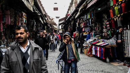 Straßenszene im historischen Galata-Distrikt in Istanbul. 