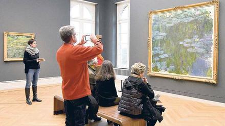 Fasziniert. Barberini-Besucher vor den Seerosen von Claude Monet.