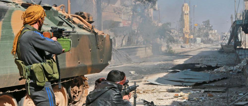 Syrische Rebellen meldeten am Donnerstag, dass sie mit Hilfe der türkischen Armee die IS-Hochburg Al Bab zurückerobert hätten.