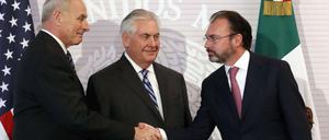 US-Außenminister Rex Tillerson (M.) und US-Heimatschutzminister John Kelly (l.) zu Besuch beim mexikanischen Außenminister Luis Videgaray. 