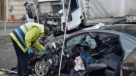 September 2016. Im Stadtteil Schöneberg war ein Auto frontal mit dem Lastwagen zusammen gestoßen. 