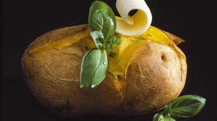 Backkartoffeln kann man auch mit Füllung zubereiten.