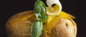 Backkartoffeln kann man auch mit Füllung zubereiten.