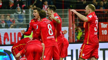 Jubel nach Köpenicker Art. Die Fußballer des 1. FC Union feiern das 2:0 durch Simon Hedlund.