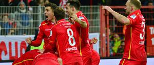 Jubel nach Köpenicker Art. Die Fußballer des 1. FC Union feiern das 2:0 durch Simon Hedlund. 