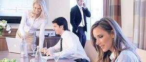 Option für Business-Meetings. Hotelzimmer bieten moderne Technik und Annehmlichkeiten.