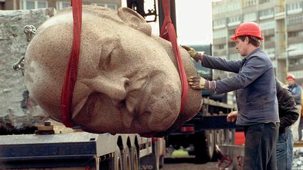 Rund ein Jahr nach dem Ende der DDR wurde das Lenindenkmal in Berlin 1991 demontiert.