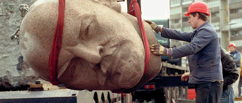 Rund ein Jahr nach dem Ende der DDR wurde das Lenindenkmal in Berlin 1991 demontiert.