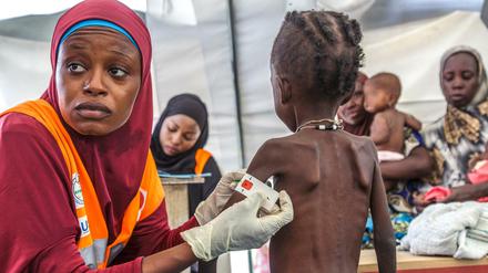 Eine Frau misst den Armumfang eines Jungen in einer Nothilfeeinrichtung in Maiduguri im Nordosten Nigerias. 