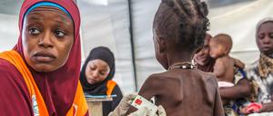 Eine Frau misst den Armumfang eines Jungen in einer Nothilfeeinrichtung in Maiduguri im Nordosten Nigerias.