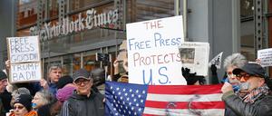 Demonstrantion für Pressefreiheit vor dem Gebäuder der New York Times in New York.