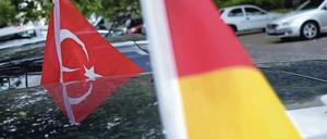 Deutschlandfahne und türkische Flagge an einem Auto in Berlin. 