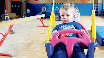Gut geschaukelt. Die Sporthalle der Siegerland-Grundschule ist sonntags ein Winterspielplatz.