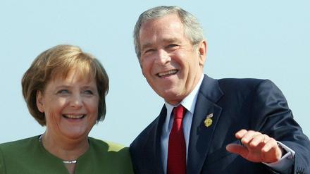 So etwas kommt ja in Deutschland nicht so gut an - Angela Merkel mit George W. Bush.