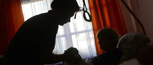 Blick in die Heime. 43 Prozent der Bürger orientieren sich bei ihrer Wahlentscheidung am Umgang der Parteien mit dem Thema Pflege.