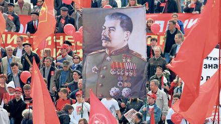 Er ist wieder da. Stalin-Fans demonstrieren mit roten Fahnen in Moskau, 1. Mai 2010. Seit einigen Jahren erlebt der Stalinkult in Russland eine neue Blüte.