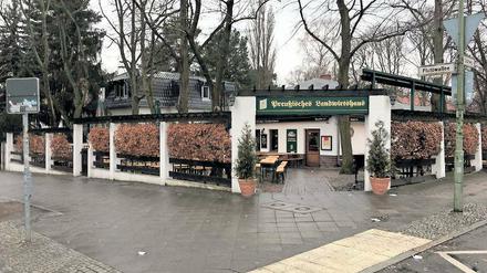 Stadiontreffpunkt. Die Polizei hat das Lokal gesperrt, der sonst so volle Biergarten ist leer.