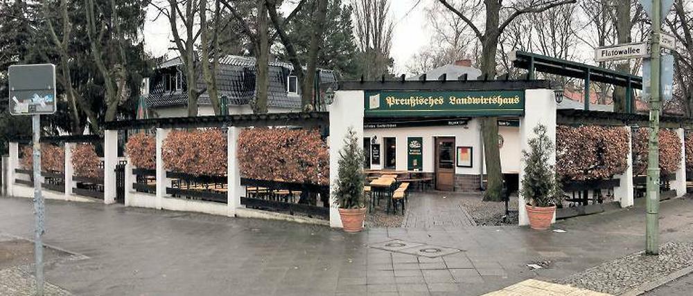 Stadiontreffpunkt. Die Polizei hat das Lokal gesperrt, der sonst so volle Biergarten ist leer.