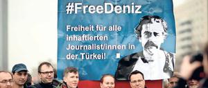 Solidarität mit Deniz Yücel. Der Korrespondent der „Welt“ wird seit Dienstag vergangener Woche von der Polizei in Istanbul festgehalten.