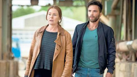 Ein ungleiches Team: Es-Stasi-Spion Anne Marie Fuchs (Lina Wendel) und der Im- und Export-Experte Youssef El Kilali (Karim Cherif) gründen eine Privatdetektei. 