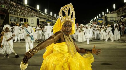 Mit mystischen Tänzen haben die sogenannten Baianas das Sambódromo in Rio für die großen Paraden ab Freitag "gereinigt".