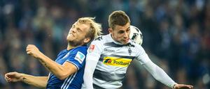 In der Bundesliga setzte sich im Oktober Schalke 04 (Johannes Geis) klar gegen Borussia Mönchengladbach (Thorgan Hazard) durch.