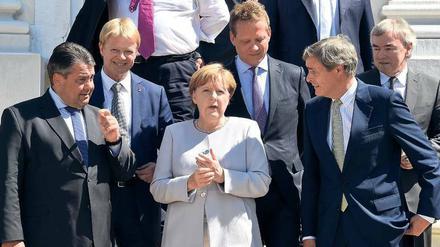 Unauffällig führte Klaus Dauderstädt, auf dem Foto rechts hinter Arbeitgeberpräsident Ingo Kramer, in den vergangenen Jahren den Beamtenbund. Doch wenn sich die Regierung mit den Sozialpartnern austauschte, war auch der dbb-Vorsitzende dabei.