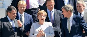 Unauffällig führte Klaus Dauderstädt, auf dem Foto rechts hinter Arbeitgeberpräsident Ingo Kramer, in den vergangenen Jahren den Beamtenbund. Doch wenn sich die Regierung mit den Sozialpartnern austauschte, war auch der dbb-Vorsitzende dabei. 