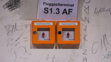 Zwei Auslöser für einen Feuerschutzvorhang im Fluggastterminal des Hauptstadtflughafens Berlin Brandenburg Willy Brandt (BER).