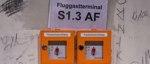 Zwei Auslöser für einen Feuerschutzvorhang im Fluggastterminal des Hauptstadtflughafens Berlin Brandenburg Willy Brandt (BER). 