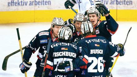 Das reicht! Die Eisbären-Spieler bejubeln einen ihrer vier Treffer. 