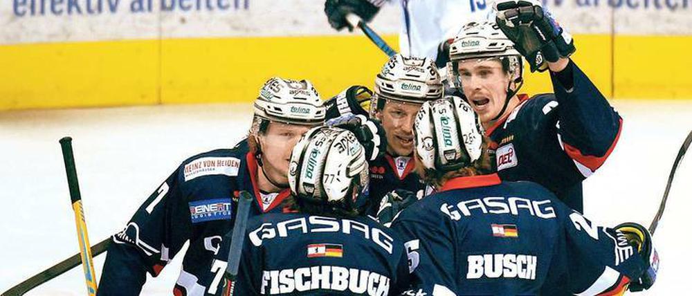 Das reicht! Die Eisbären-Spieler bejubeln einen ihrer vier Treffer. 