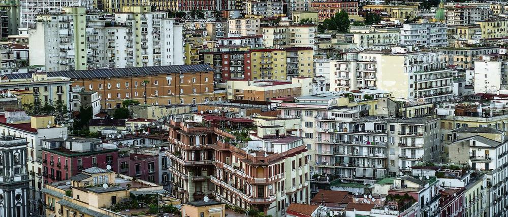In der Millionenstadt Neapel haben fast 100 Mitarbeiter eines Krankenhaus die Arbeit geschwänzt. 