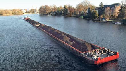Alles im Fluss. Bisher wird das Heizkraftwerk Klingenberg mit Schiffen beliefert, die Lausitzer Braunkohle von Königs Wusterhausen quer durch Köpenick zum Kraftwerk bringen. Im Mai ist damit Schluss.