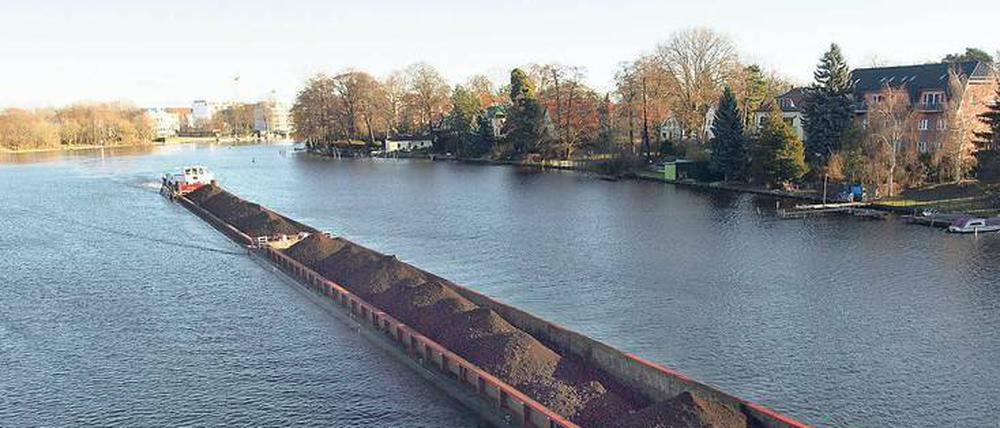 Alles im Fluss. Bisher wird das Heizkraftwerk Klingenberg mit Schiffen beliefert, die Lausitzer Braunkohle von Königs Wusterhausen quer durch Köpenick zum Kraftwerk bringen. Im Mai ist damit Schluss.