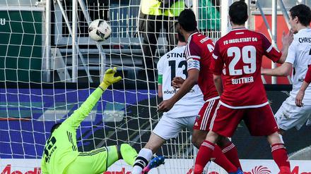 Ball im Tor, Hand nicht zu sehen. Also zählt der Treffer von Lars Stindl.
